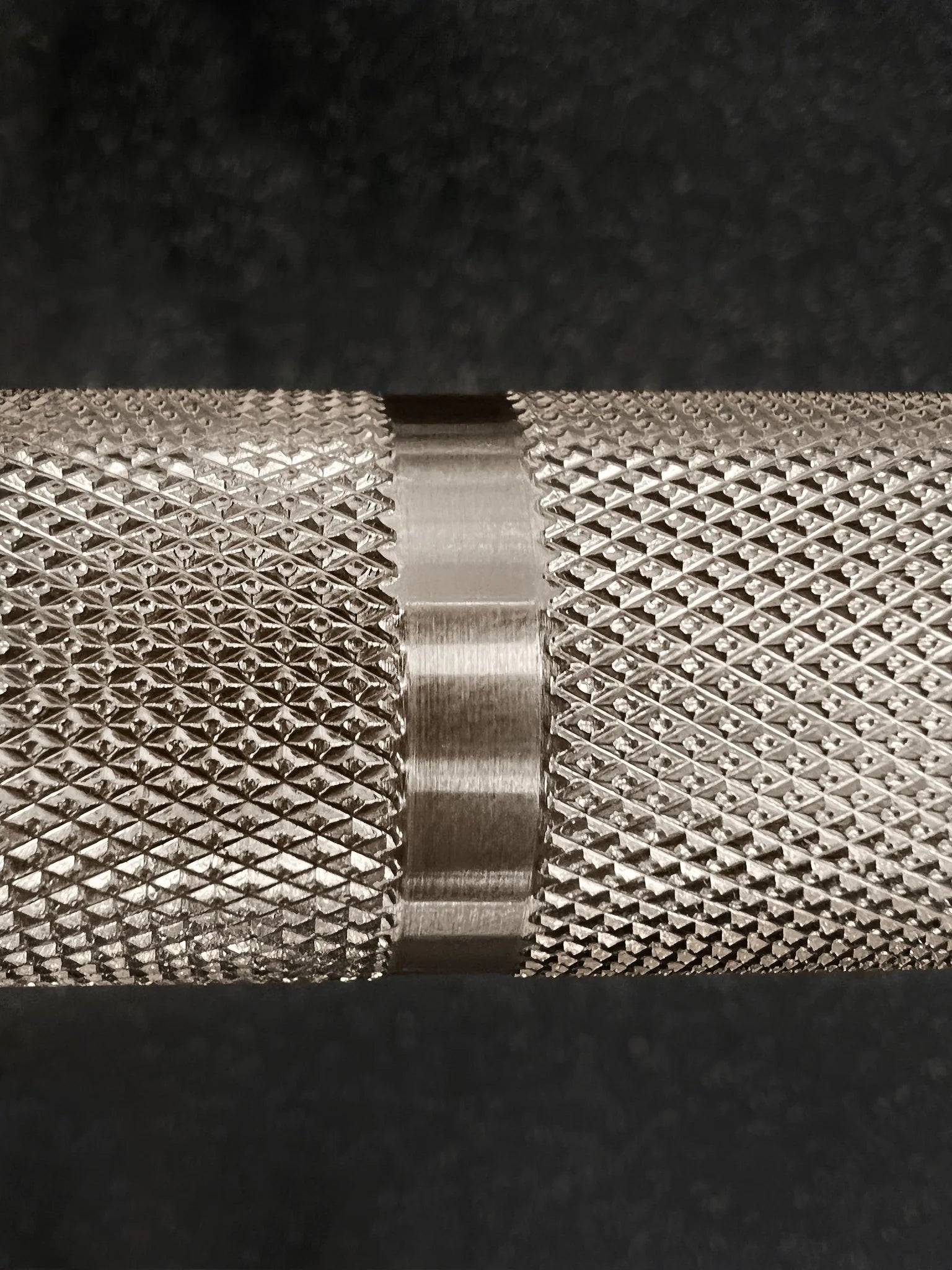 Closeup of bar diamond knurling